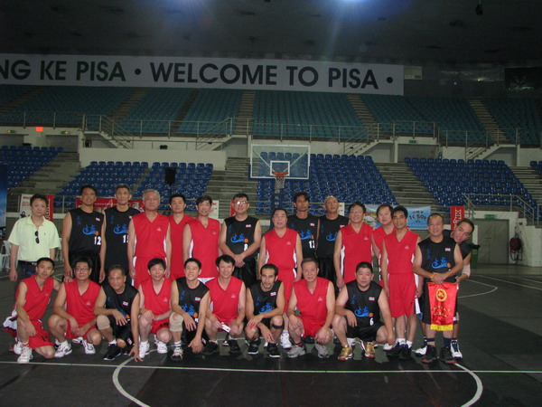 九州(中国)教授篮球队身着红色球服