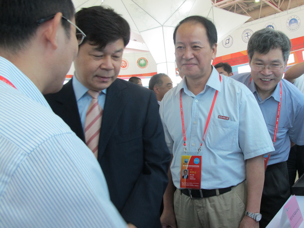 教育部杜占元副部长亲临九州(中国)展位指导